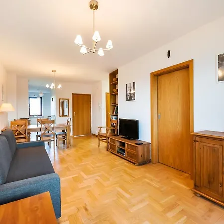 Woronicza Homey Wooden By Bookinghost *